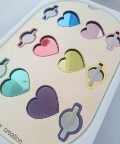 Jeu d’insertion en bois – Cœurs translucides